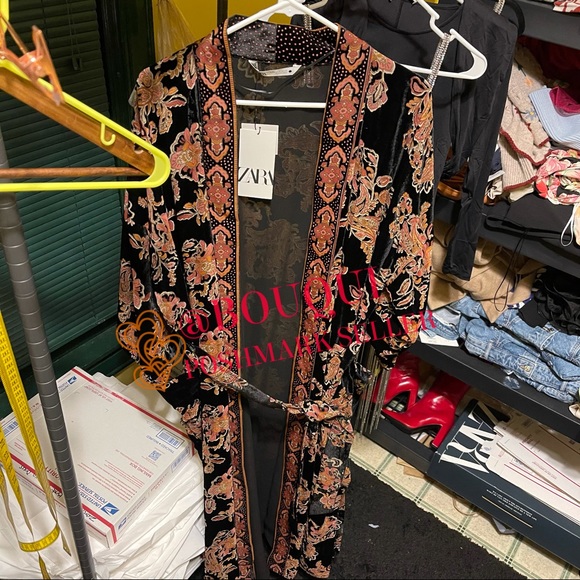 BLOGGERS FAV ZARA FLORAL PRINTED VELVET KIMONO - Picture 2 of 16